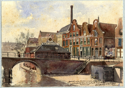 31474 Gezicht op de Oudegracht met de Vollersbrug te Utrecht, met rechts de gebouwen van de bierbrouwerij De Boog ...